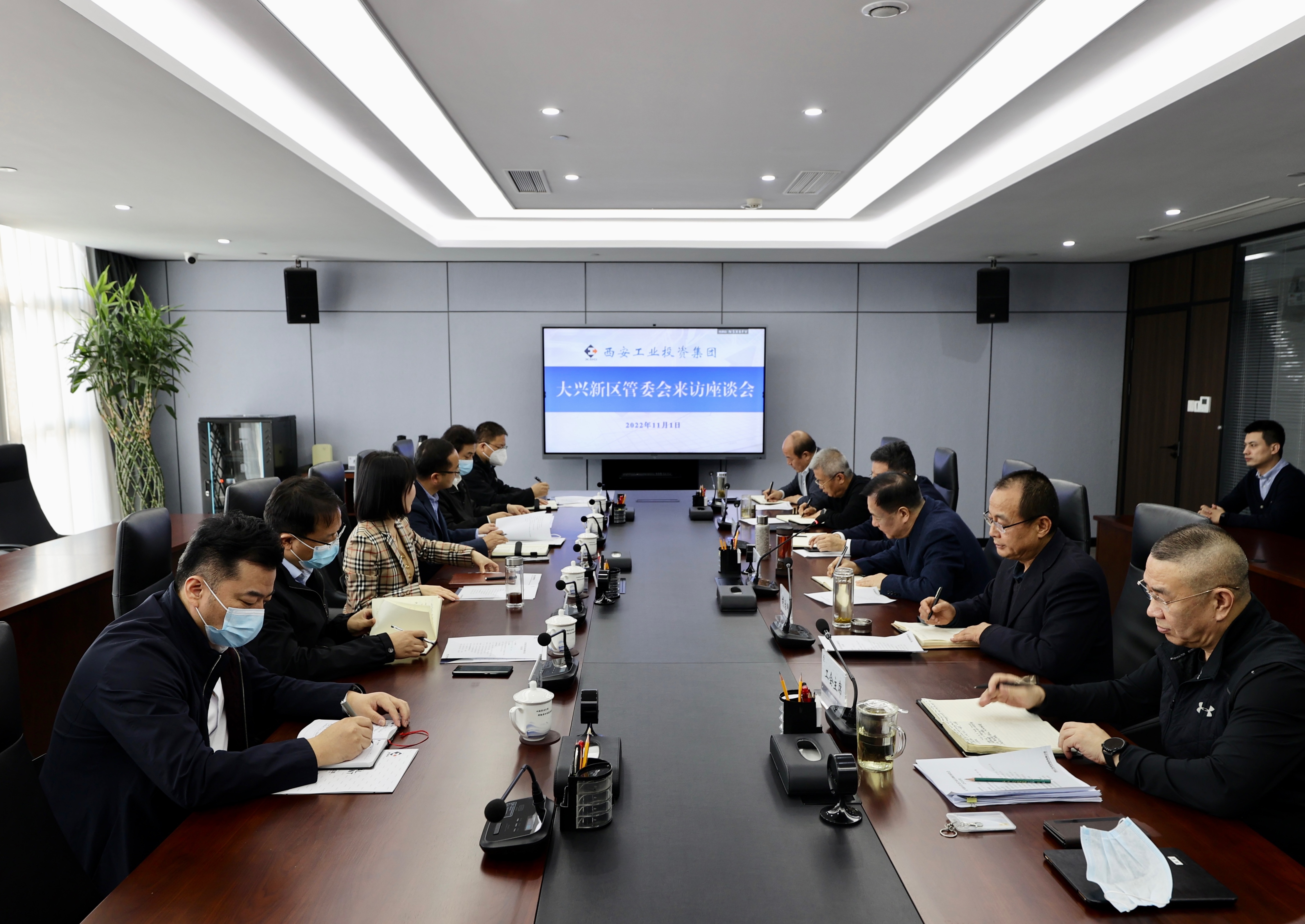 莲湖区委常委武蓉一行到永乐高60net集团进行工作交流
